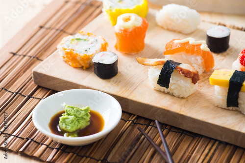 Naklejka samoprzylepna Różne sushi jedzenie z tła