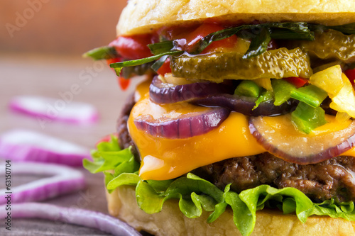 Naklejka samoprzylepna Soczyste burger zbliżenie z pieczonymi warzywami