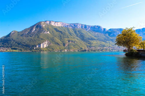 Board z aluminiowym obramowaniem Jezioro we Francji w pobliżu miasta annecy