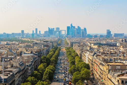 Board z aluminiowym obramowaniem Panoramę miasta Paryża w kierunku la obrony dzielnicy, Francja.