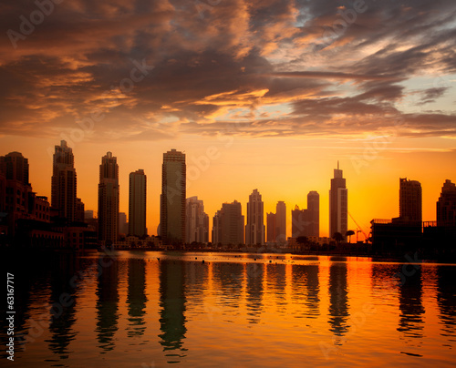 Board z aluminiowym obramowaniem Dubai city with skyscrapers against sunset united arab emirates