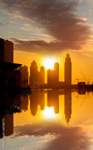 Board z aluminiowym obramowaniem Dubai city with skyscrapers against sunset united arab emirates