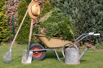 Gärtner hat sein Werkzeug im Garten stehen gel.