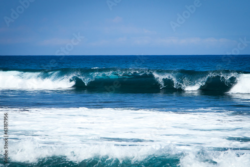 Board z aluminiowym obramowaniem Brzeg przerwa piękna fala ocean na Hawajach