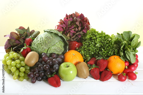 Fototapeta na wymiar frutta e verdura su sfondo colorato