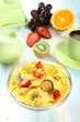 prima colazione corn flakes e frutta