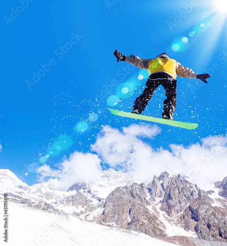 Board z aluminiowym obramowaniem Snowboardzista w skoku