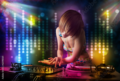 Plakat na papierze fotorealistycznym DJ dziewczyna gra utwory w dyskotece z pokazem światła