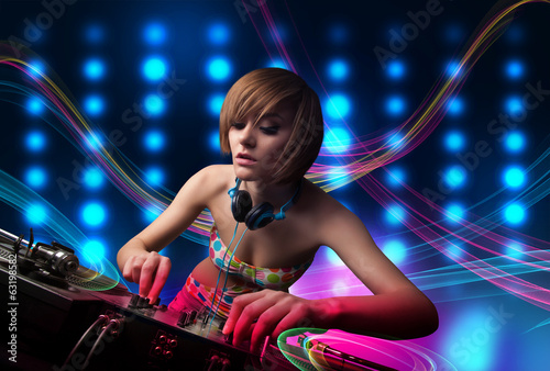 Plakat na papierze fotorealistycznym Młoda dziewczyna dj mieszania rekordy z kolorowymi światłami