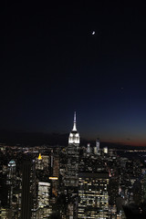 Fototapete - New York vue aérienne de nuit avec la lune