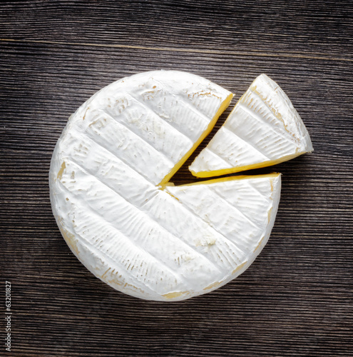 Obraz na płótnie canvas Ser camembert na drewnianej desce