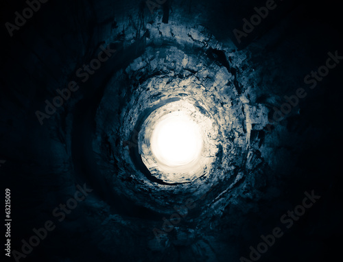 Zdjęcie XXL Tajemniczy niebieski tunel do światła. Droga do innego świata.