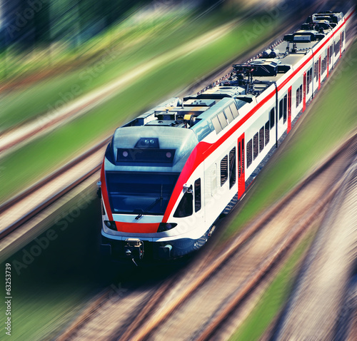Board z aluminiowym obramowaniem Szybki pociąg w motion blur