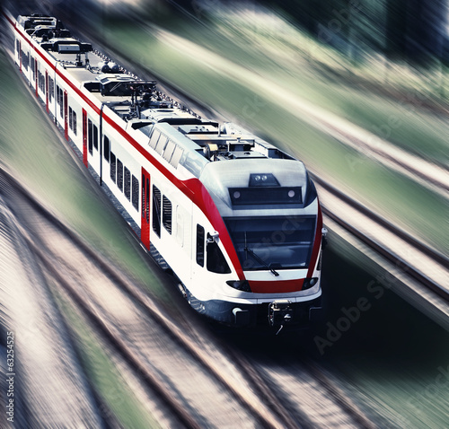 Board z aluminiowym obramowaniem Szybki pociąg w motion blur