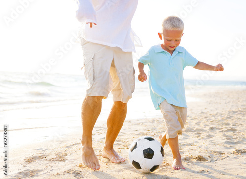 Fotoboard na płycie Rodzina gra na plaży