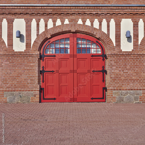 Obraz drzwi   lukowate-czerwone-drzwi-europa-srodkowa-niemcy
