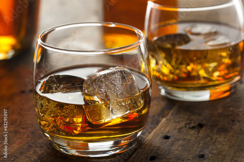 Fotografie, Obraz Alkoholické Whisky Bourbon ve sklenici s ledem