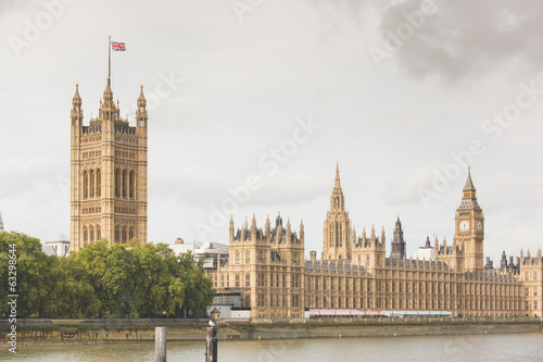 Board z aluminiowym obramowaniem Big Ben i dom parlamentu w Londynie