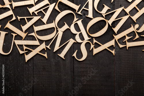 Board z aluminiowym obramowaniem Alfabet typografii losowej drewniane