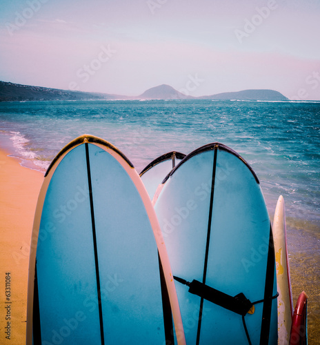 Obraz na płótnie canvas Retro deski surfingowe na plaży