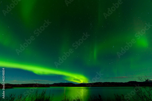 Tapeta ścienna Aurora borealis show lake laberge surface dublowane