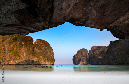 Board z aluminiowym obramowaniem Maya bay lub ao maya, krabi, najpiękniejsza plaża w Tajlandii