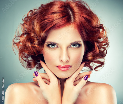 Naklejka - mata magnetyczna na lodówkę Beautiful model red with curly hair