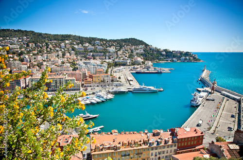 Obraz na płótnie canvas trzyczęściowy "tryptyk" Panoramiczny widok miły port, Francja.