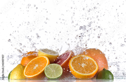 Fototapeta na wymiar Fruit with water splash