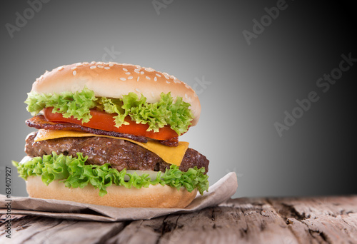 Naklejka samoprzylepna Pyszne hamburgery na drewno