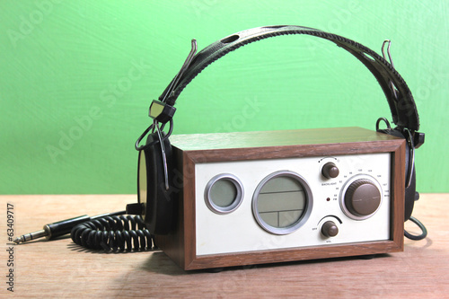 Obraz na płótnie canvas dwuczęściowy "dyptyk" Nowoczesne radio i słuchawki w stylu retro, mięty zielone tło