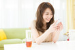 © miya227 - 部屋でスマートフォンを見る女性