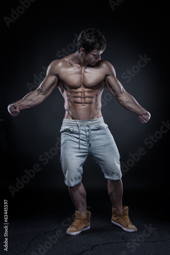 Obraz na płótnie canvas czteroczęściowy "tetraptyk" Silny, lekkoatletyczny mężczyzna fitness model tułowia pokazujący duże mięśnie