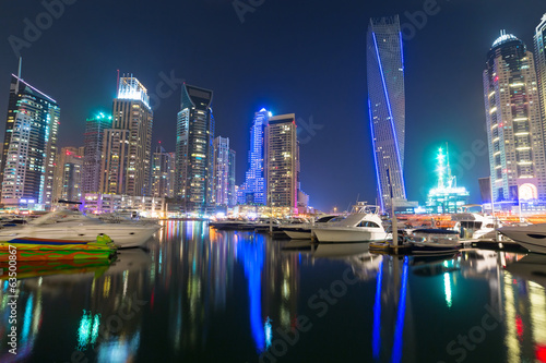 Board z aluminiowym obramowaniem Wieżowce z dubajskiej przystani w nocy, zjednoczone emiraty arabskie