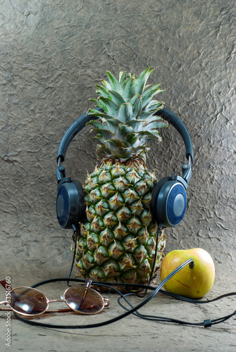 Obraz na płótnie canvas trzyczęściowy "tryptyk" Ananas ze słuchawkami i jabłkiem.