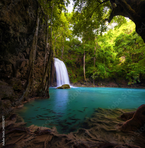 Board z aluminiowym obramowaniem Wodospad w tropikalnym lesie. 