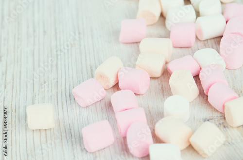 Board z aluminiowym obramowaniem Marshmallows na drewnianym stole