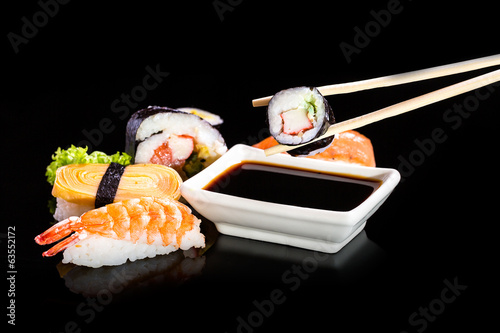 Naklejka samoprzylepna Asortyment sushi na czarnym tle.