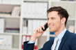 © contrastwerkstatt - lächelnder geschäftsmann am telefon