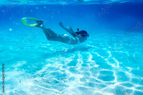 Naklejka samoprzylepna Kobieta z maską snorkeling