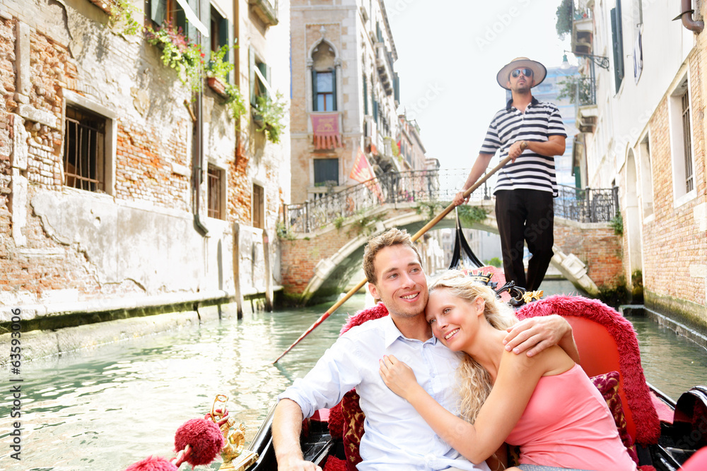 Romantic travel couple in Venice on Gondole boat - obrazy, fototapety, plakaty 
