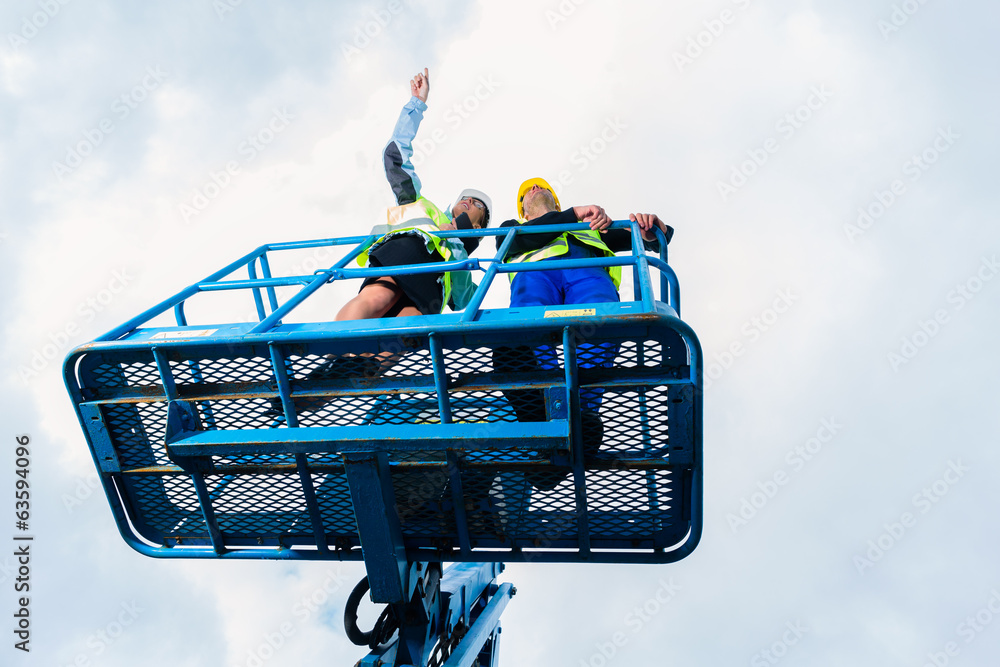 Bauarbeiter auf einer hydraulischen Hebebühne
