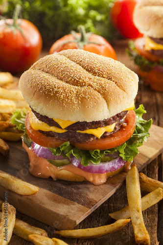 Naklejka samoprzylepna Hamburger z serem wołowym z pomidorami sałatkowymi