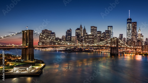 Naklejka dekoracyjna Brooklyn Bridge and Downtown Manhattan at dusk