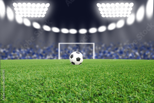 Board z aluminiowym obramowaniem Piłka nożna na pole w stadionie w nocy
