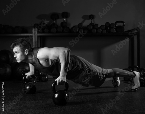 Obraz na płótnie canvas Kettlebells push-up człowiek siła siłownia treningu