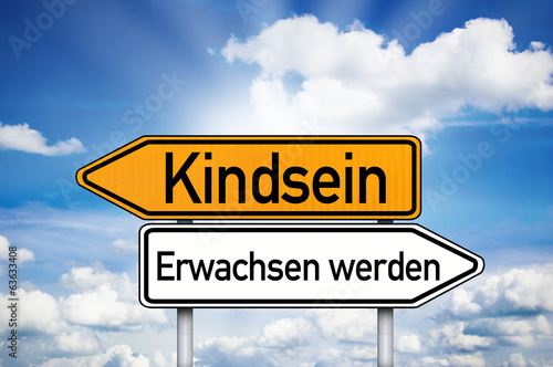 Wegweiser mit Kindsein und erwachsen werden Stock-Foto  Adobe Stock