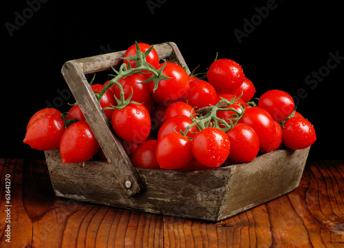 Plakat na papierze fotorealistycznym Organiczny pomidor pachino w drewnianym pudełku