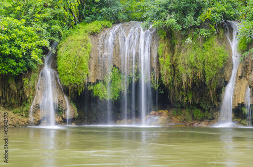 Fotoboard na płycie Sai yok yai siklawy przy kanchanaburi Thailand.