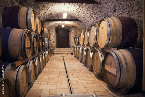 Board z aluminiowym obramowaniem Starożytna piwnica na wino